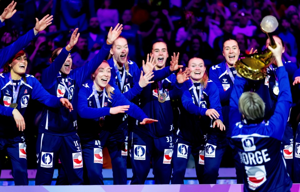 Norweżki sięgnęły po złoty medal/fot. PAP/EPA/Iris van den Broek