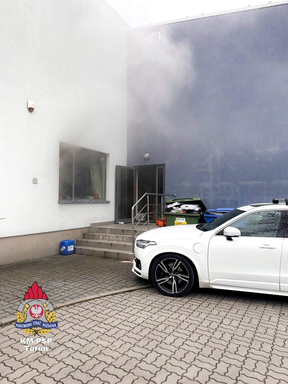 Pożar w centrum sportowym przy ulicy Żółkiewskiego w Toruniu/fot. KM PSP Toruń, Facebook