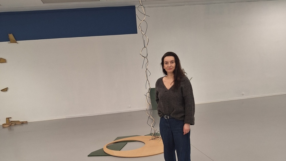 Iwona Rozbiewska prezentuje wystawę "Ukryta przestrzeń" w Galerii Miejskiej bwa w Bydgoszczy/fot. Bogumiła Wresiło