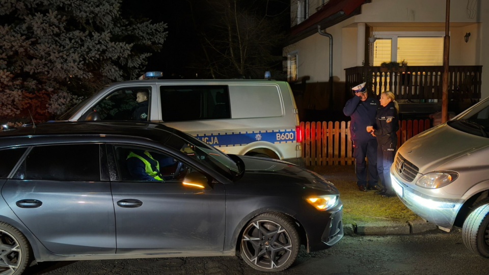 Policja na miejscu znalezienia zwłok 12-latki w Jeleniej Górze/fot. PAP/Wojciech Kamiński