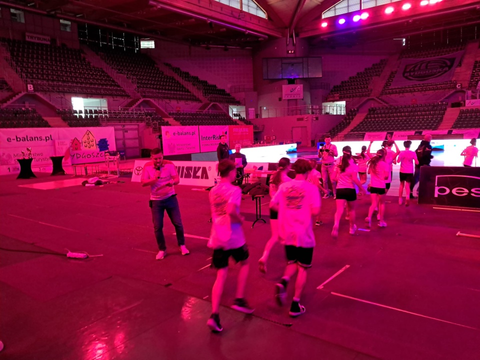Dzieci wesoło wybiegły na parkiet „Łuczniczki”! Wybrały sport zamiast smartfonów/fot. Wiktor Sobociński