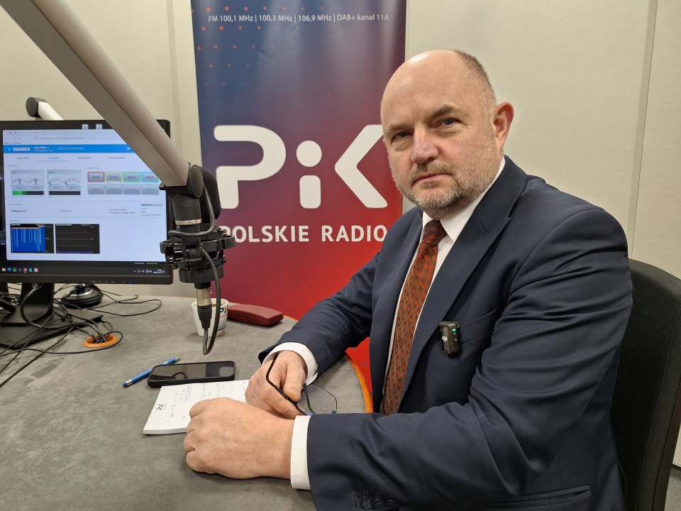 Piotr Całbecki w toruńskim studiu PR PiK. / Fot. Tomasz Bielicki