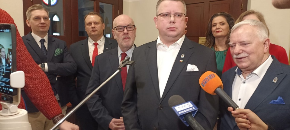 Zdaniem radnego Łukasza Walkusza (w środku) list prezydenta Rafała Bruskiego jest sprzeczny ze wszystkimi dokumentami na poziomie wojewódzkim i rządowym. / Fot. Monika Kaczyńska