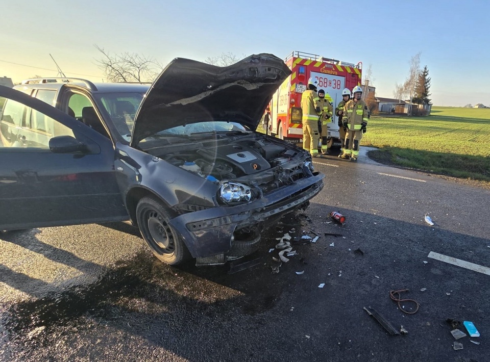 Dwa samochody zderzyły się w powiecie włocławskim. Jedna osoba jest reanimowana/fot. KMP we Włocławku