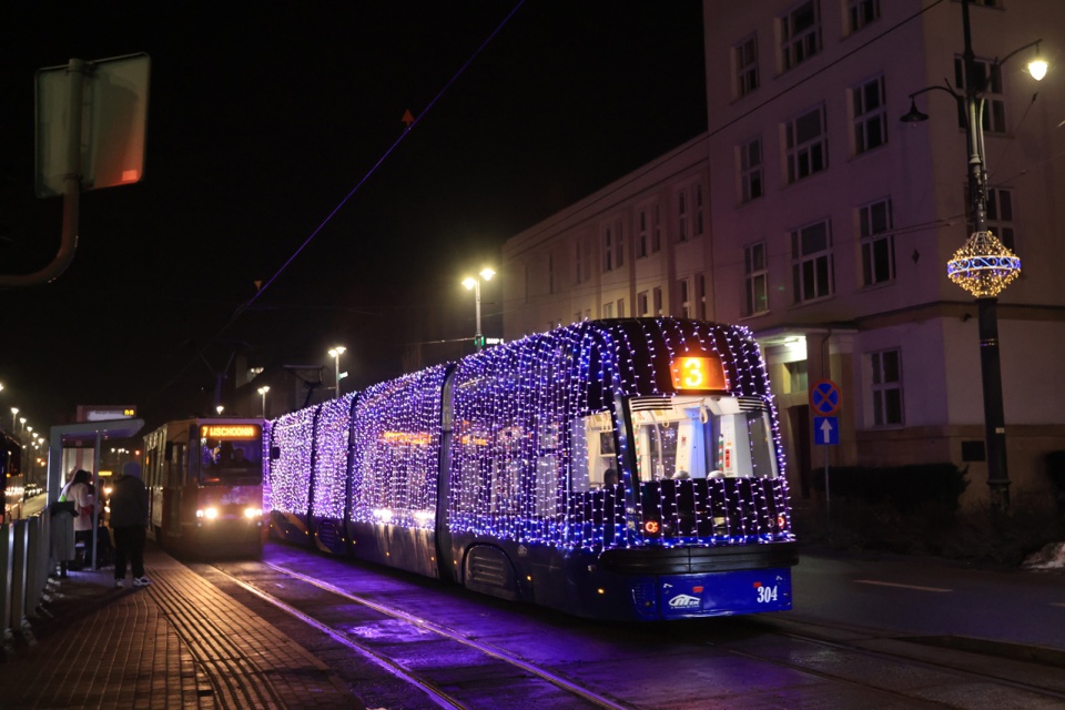 Po Toruniu już od grudnia kursuje specjalny świąteczny tramwaj. / Fot. UMT 2025, Sławomir Kowalski, licencja: CC BY-NC 4.0.