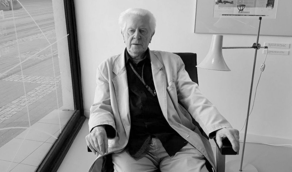 W Bydgoszczy zaprojektował m.in. wnętrza legendarnego Savoya. Rok temu odsłonił tablicę ze swoim podpisem w Bydgoskiej Alei Autografów na ul. Długiej. Miał 96 lat. / Fot. Ewa Dąbska / archiwum