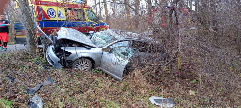W Mielnie samochód zjechał z drogi i uderzył w drzewo. / Fot. OSP w Pakości