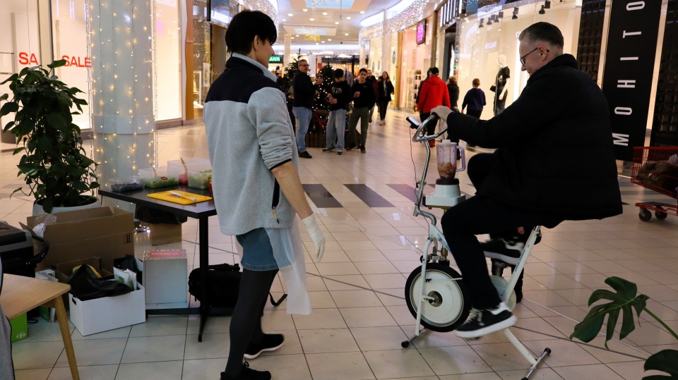 Każdy mógł osobiście wykręcić sobie owocowy koktajl. / Fot. Tatiana Adonis