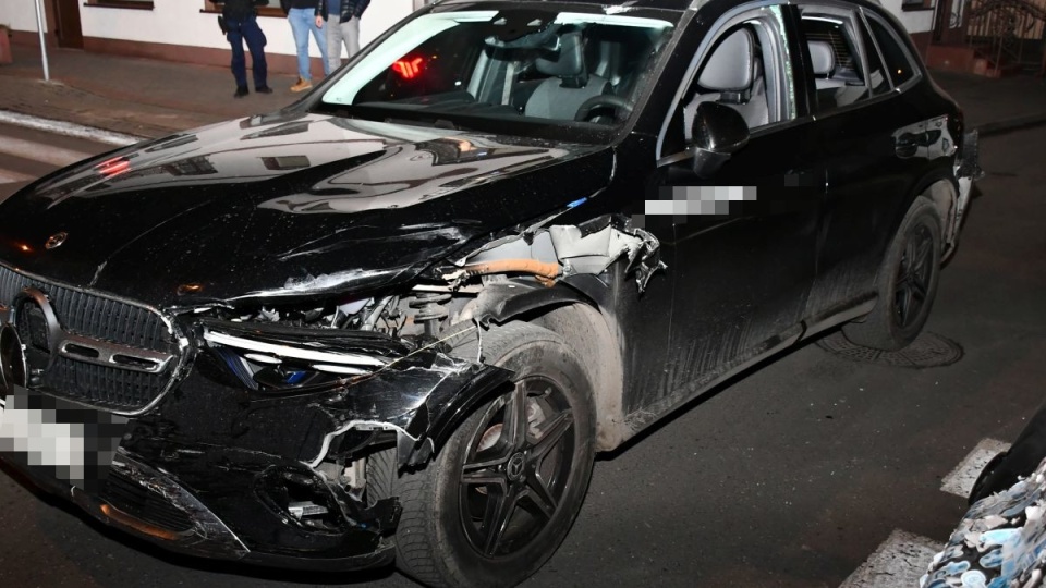 Skradzione auto, które zostało uszkodzone w trakcie ucieczki/fot. KPP Inowrocław