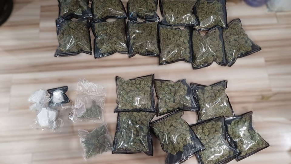 Policjanci z Torunia zatrzymali handlarzy narkotykami, którzy przewozili ponad 10 kilogramów zakazanych substancji/fot. KMP w Toruniu