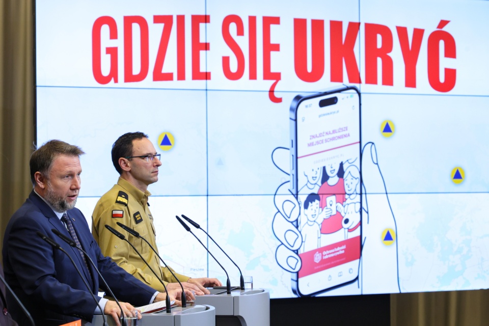 Minister spraw wewnętrznych i administracji Marcin Kierwiński oraz Komendant Główny Państwowej Straży Pożarnej nadbryg. Wojciech Kruczek podczas konferencji prasowej w siedzibie MSWiA w Warszawie/fot. Paweł Supernak, PAP