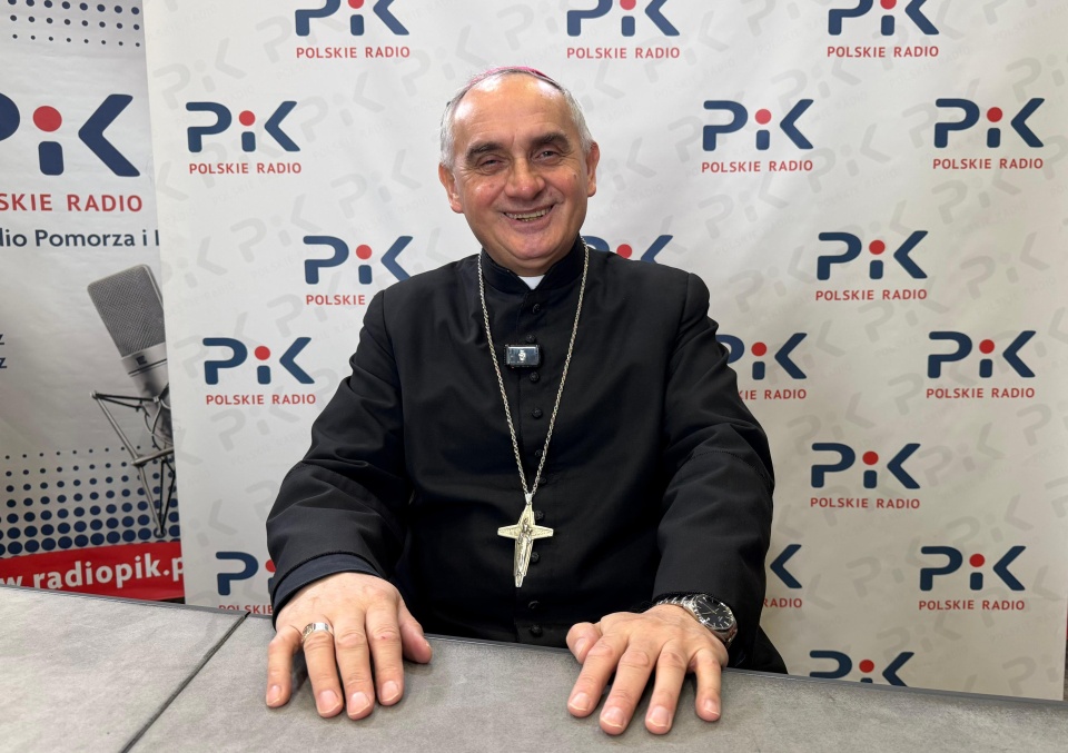 Ks. bp Krzysztof Włodarczyk podczas „Rozmowy Dnia" w Polskim Radiu PiK. / Fot. Tomasz Kaźmierski