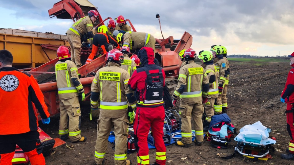 Maszyna do zbierania cebuli wciągnęła nogę rolnika. Śmigłowiec zabrał go do szpitala/fot. Komenda Powiatowa Państwowej Straży Pożarnej w Chełmnie/Facebook