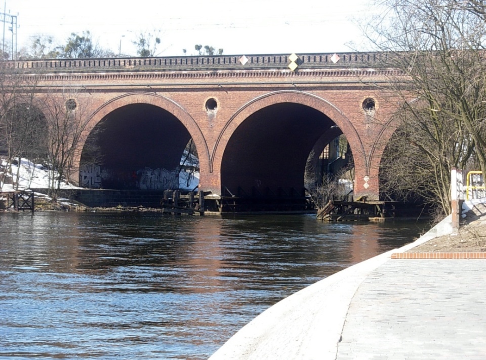 Mosty kolejowe oddzielające Śródmieście od Jachcic/fot. Pit1233/Wikipedia