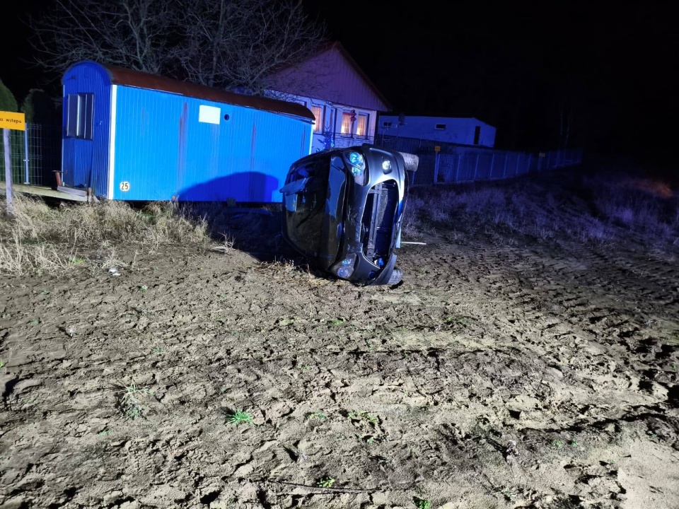 W Brankówce dachowało auto. / Fot. KM PSP w Grudziądzu