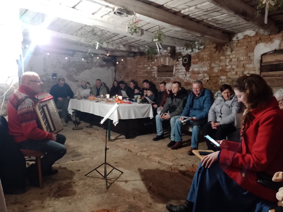 Mieszkańcy Łobdowa spotkali się w ponad 100-letniej stajni. / Fot. Michał Zaręba