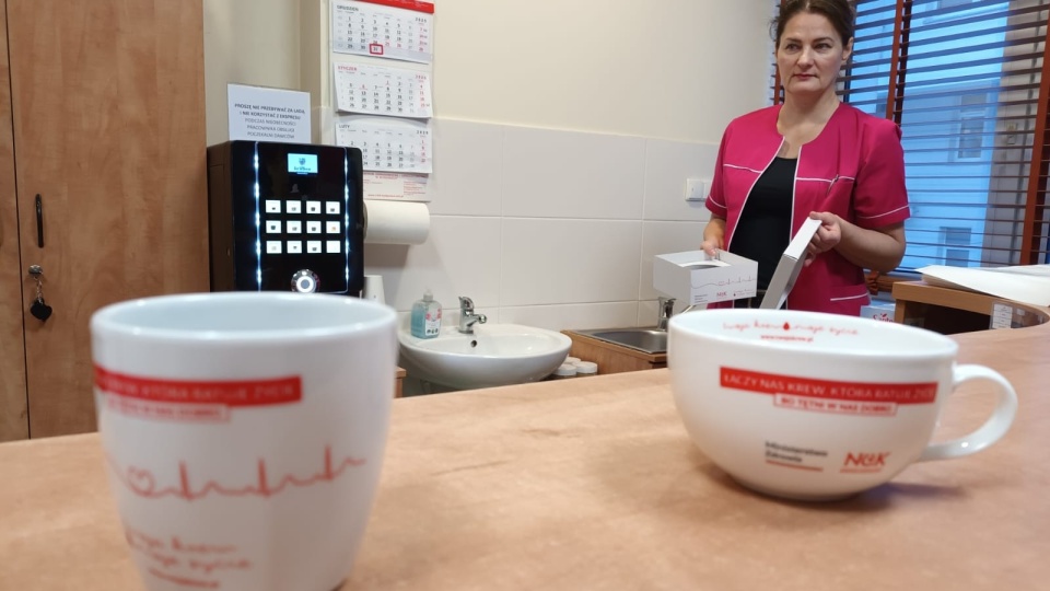 Dawcy krwi otrzymali dziś specjalne filiżanki/fot. Monika Siwak