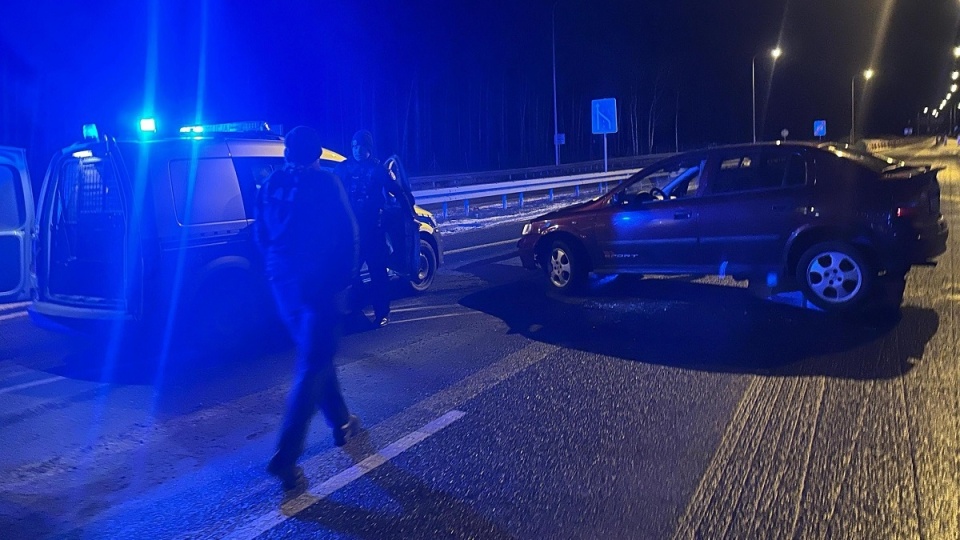 Pijany kierowca opla miał ponad 1,2 promila alkoholu we krwi/fot. mat. policyjne