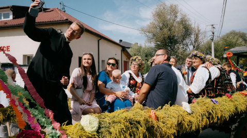 Trzecią nagrodą uhonorowano zdjęcie „Na wozie dożynkowym” autorstwa Jakuba Cholewki. / Fot. Jakub Cholewka