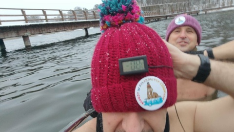 Miłośnicy lodowatej kąpieli spotkali się nad jeziorem chełmżyńskim/fot. nadesłane