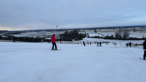 Stok narciarski w Unisławiu był w weekend oblegany przez miłośników białego szaleństwa/fot. Robert Duliński