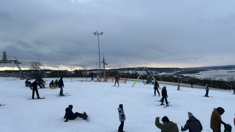 Stok narciarski w Unisławiu był w weekend oblegany przez miłośników białego szaleństwa/fot. Robert Duliński