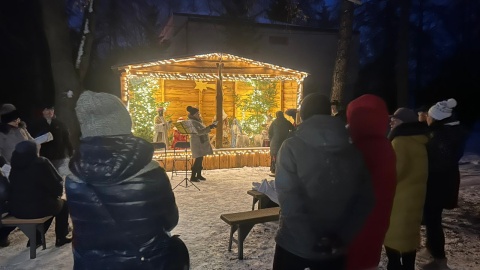W Lubiczu Dolnym, przy padającym śniegu, obok stajenki bożonarodzeniowej i z akompaniamentem góralskich instrumentów odbyło się śpiewanie kolęd i pastorałek/fot. Robert Duliński