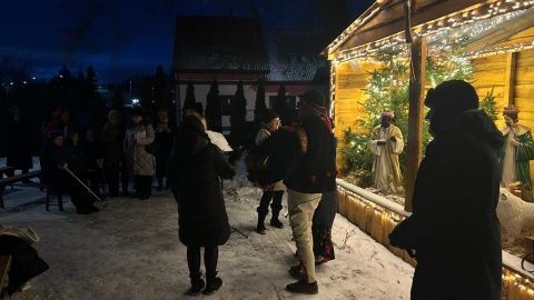 W Lubiczu Dolnym, przy padającym śniegu, obok stajenki bożonarodzeniowej i z akompaniamentem góralskich instrumentów odbyło się śpiewanie kolęd i pastorałek/fot. Robert Duliński