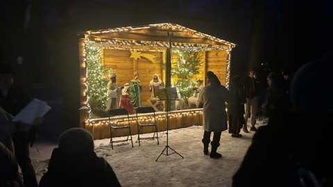 W Lubiczu Dolnym, przy padającym śniegu, obok stajenki bożonarodzeniowej i z akompaniamentem góralskich instrumentów odbyło się śpiewanie kolęd i pastorałek/fot. Robert Duliński