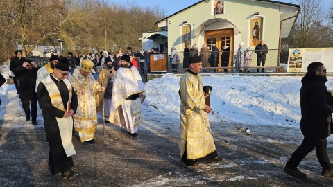W Toruniu społeczność ukraińska przeszła w procesji z cerkwi nad Wisłę, aby poświęcić wodę. / Fot. Adriana Andrzejewska-Kuras