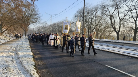 W Toruniu społeczność ukraińska przeszła w procesji z cerkwi nad Wisłę, aby poświęcić wodę. / Fot. Adriana Andrzejewska-Kuras