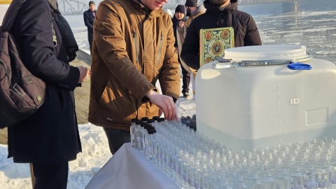 W Toruniu społeczność ukraińska przeszła w procesji z cerkwi nad Wisłę, aby poświęcić wodę. / Fot. Adriana Andrzejewska-Kuras
