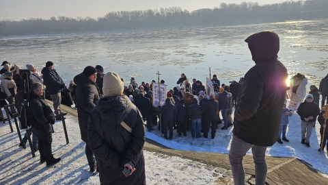 W Toruniu społeczność ukraińska przeszła w procesji z cerkwi nad Wisłę, aby poświęcić wodę. / Fot. Adriana Andrzejewska-Kuras