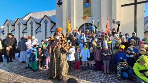 Orszak Trzech Króli przed kościołem NMP Wspomożycielki Wiernych w Niemczu. / Fot. Ewa Dąbrowska