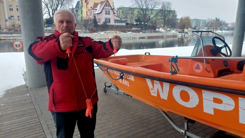 Roman Guździoł, prezes Wodnego Ochotniczego Pogotowia Ratunkowego w Bydgoszczy prezentuje sprzęt asekuracyjno-ratunkowy wykorzystywany na lodzie/fot. Dorota Witt