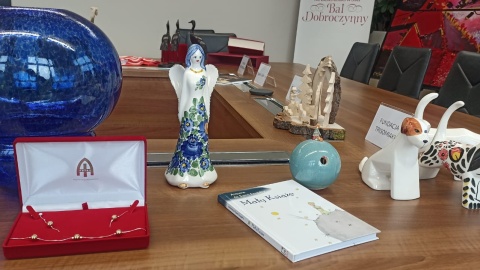 XIV Marszałkowski Bal Dobroczynny. Na zdjęciu przedmioty przekazane na licytację fot. Monika Kaczyńska