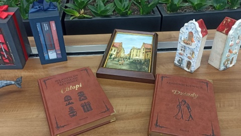 XIV Marszałkowski Bal Dobroczynny. Na zdjęciu przedmioty przekazane na licytację fot. Monika Kaczyńska