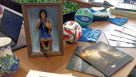 XIV Marszałkowski Bal Dobroczynny. Na zdjęciu przedmioty przekazane na licytację fot. Monika Kaczyńska