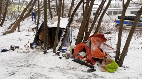 Koczowisko bezdomnego mężczyzny w Grudziądzu/fot. Straż miejska w Grudziądzu