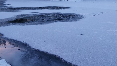 Miejsce, w którym pod dziewczynkami załamał się lód/fot. Marcin Kupczyk