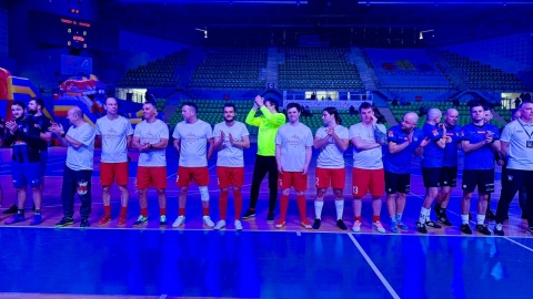 Na parkiecie takie drużyny jak: „Przyjaciele Andrzeja Brończyka”, „Kibice Zawiszy”, „Zawisza Oldboys”, a także drużyna bydgoskich mediów. W jej składzie reprezentanci Polskiego Radia PiK: Damian Klich, Patryk Głowacki, Bartosz Nawrocki i Wiktor Sobociński/fot. Izabela Langner