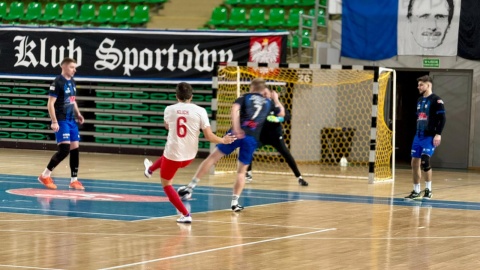 Na parkiecie takie drużyny jak: „Przyjaciele Andrzeja Brończyka”, „Kibice Zawiszy”, „Zawisza Oldboys”, a także drużyna bydgoskich mediów. W jej składzie reprezentanci Polskiego Radia PiK: Damian Klich, Patryk Głowacki, Bartosz Nawrocki i Wiktor Sobociński/fot. Izabela Langner