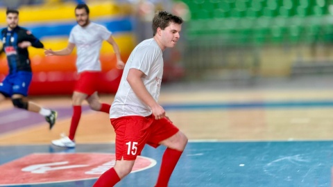 Na parkiecie takie drużyny jak: „Przyjaciele Andrzeja Brończyka”, „Kibice Zawiszy”, „Zawisza Oldboys”, a także drużyna bydgoskich mediów. W jej składzie reprezentanci Polskiego Radia PiK: Damian Klich, Patryk Głowacki, Bartosz Nawrocki i Wiktor Sobociński/fot. Izabela Langner
