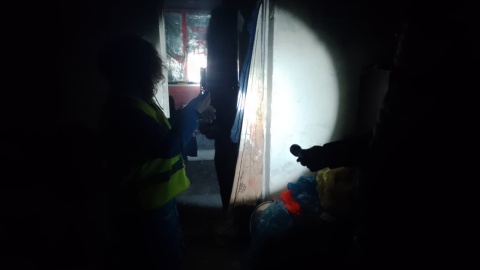 Od kilku lat wolontariusze toruńskiej Sercowni docierają do osób w kryzysie bezdomności. To miejsca z dala od centrum miasta – zarośla, pustostany, prowizoryczne schronienia/fot. Michał Zaręba