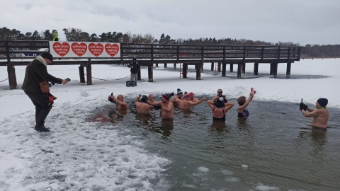 Miłośnicy morsowania z gminy Łysomice przygotowywali się do nadchodzącego 34. Finału Wielkiej Orkiestry Świątecznej Pomocy/fot. Robert Dulińśki