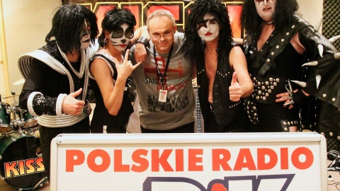 Dziennikarz PR PiK Adam Droździk i zespół Kissi na archiwalnym zdjęciu/fot. Piotr Walczak