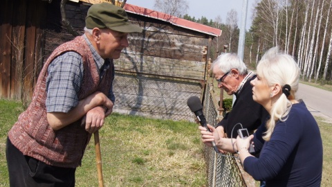 Po prawej: Żaneta Walentyn i jej rozmówcy podczas nagrywania reportażu/fot. archiwum PR PiK/ Henryk Żyłkowski