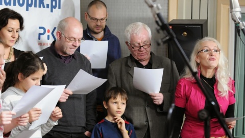 Od lewej Weronika Worobiej, Robert Erdmann, Tomasz Kaźmierski, Andrzej Krystek, Katarzyna Rodziewicz oraz dzieci/fot. Archiwum Radia PiK