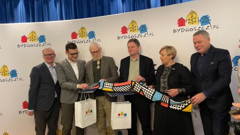 Bohaterom, którzy uratowali tonące w Kanale Bydgoskim dziewczynki podziękowali w sobotę prezydent Bydgoszczy Rafał Bruski i wojewoda Michał Sztybel/fot. Natasza Trzebuchowska