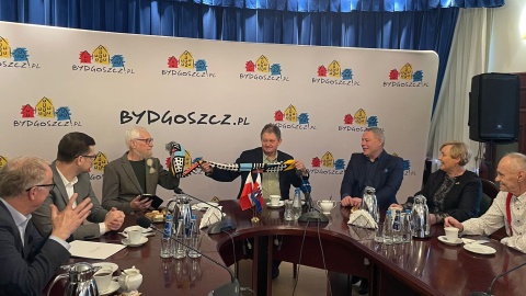 Bohaterom, którzy uratowali tonące w Kanale Bydgoskim dziewczynki podziękowali w sobotę prezydent Bydgoszczy Rafał Bruski i wojewoda Michał Sztybel/fot. Natasza Trzebuchowska